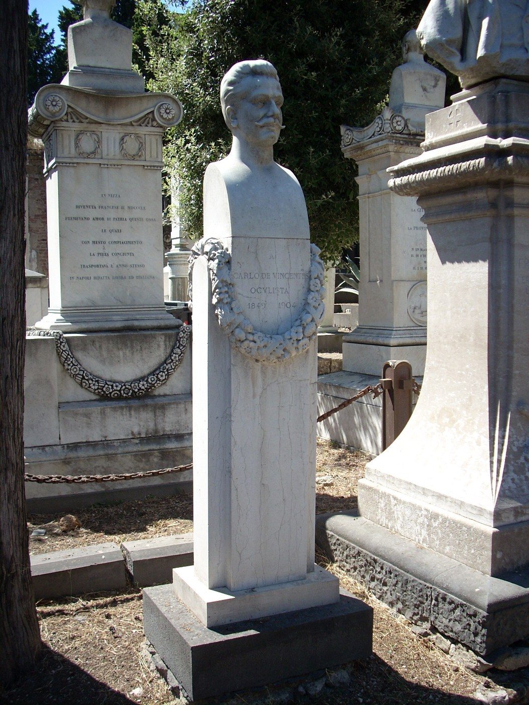 Carlo%20De%20Vincentiis%20bust%2C%20Cimitero%20Poggioreale%2C%20Naples%20-%2001.JPG